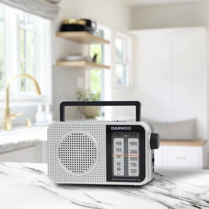 Radio Portátil Daewoo DW1125/ a Pilas/ Gris Metalizado
